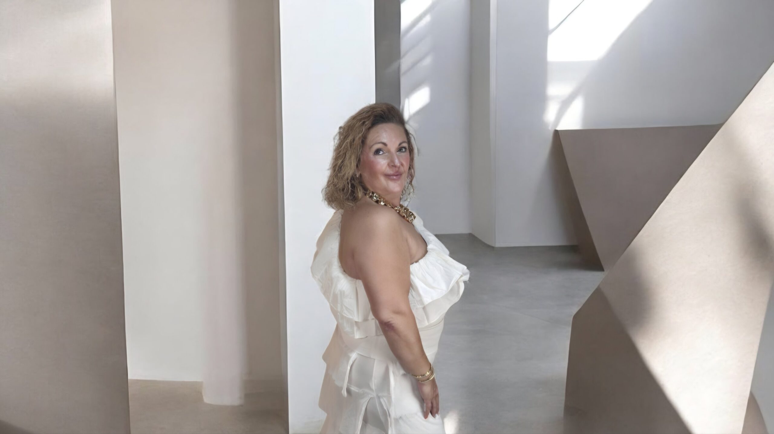 2026/07/1000238118-scaled.jpg top atenea blanco