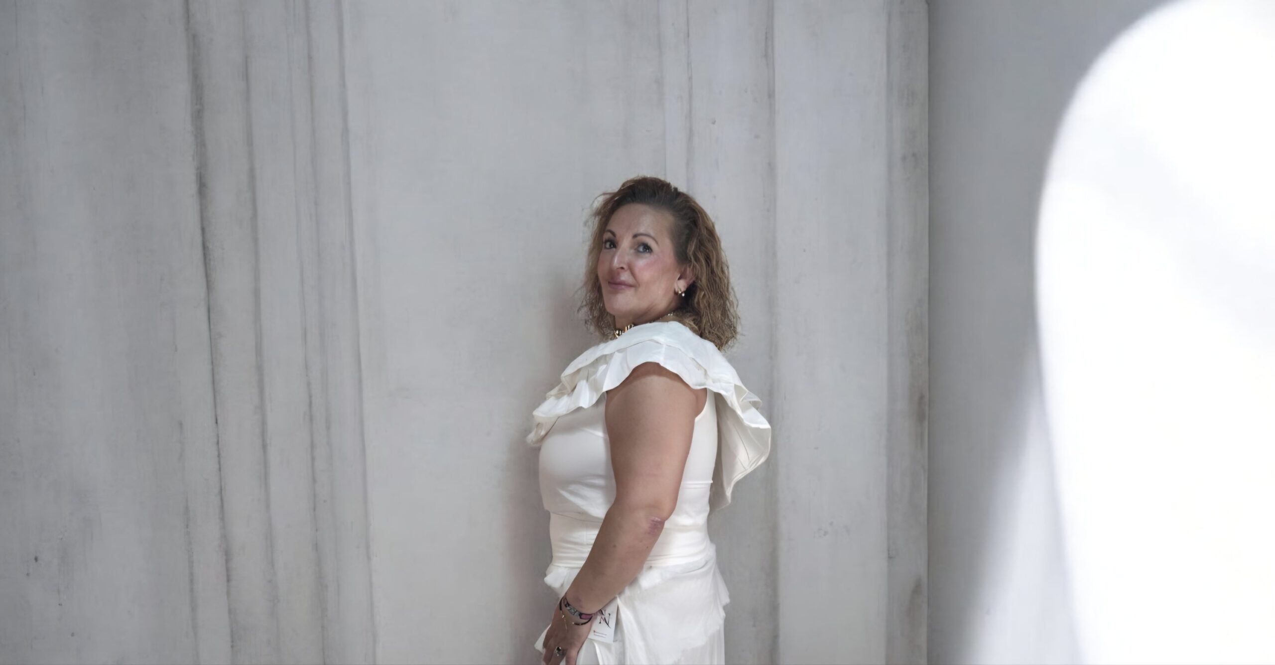2026/07/1000238122-scaled.jpg top atenea blanco