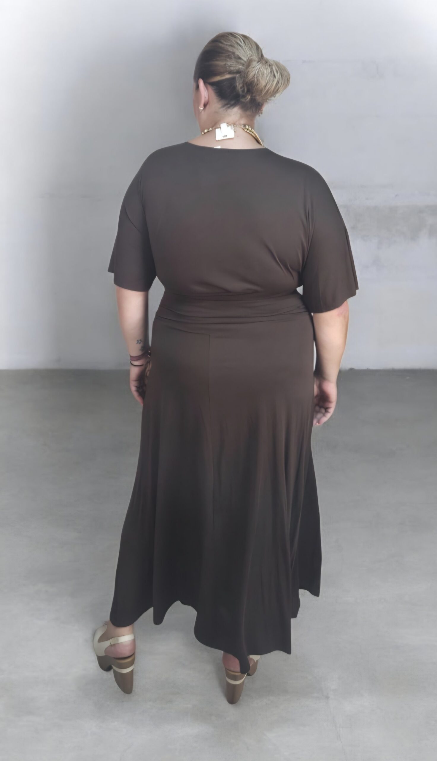 2026/07/1000239335-scaled.jpg vestido aura marrón chocolate