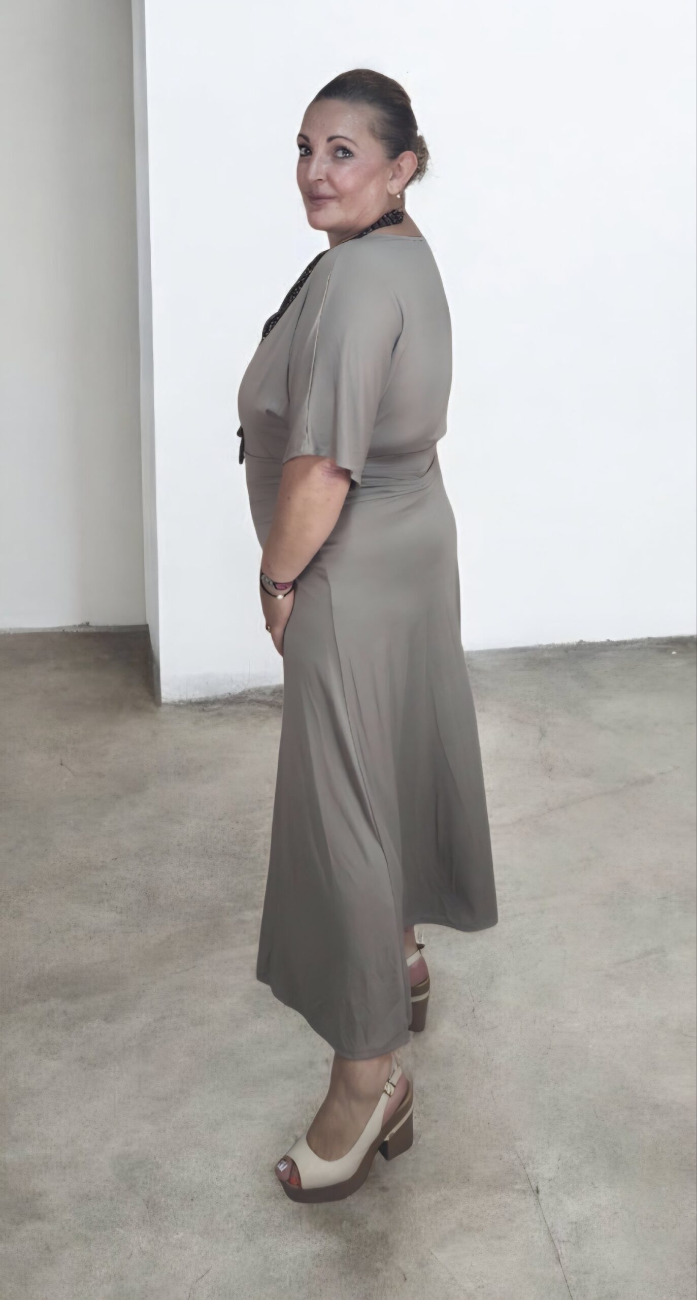 2026/07/1000239359-scaled.jpg vestido aura taupe