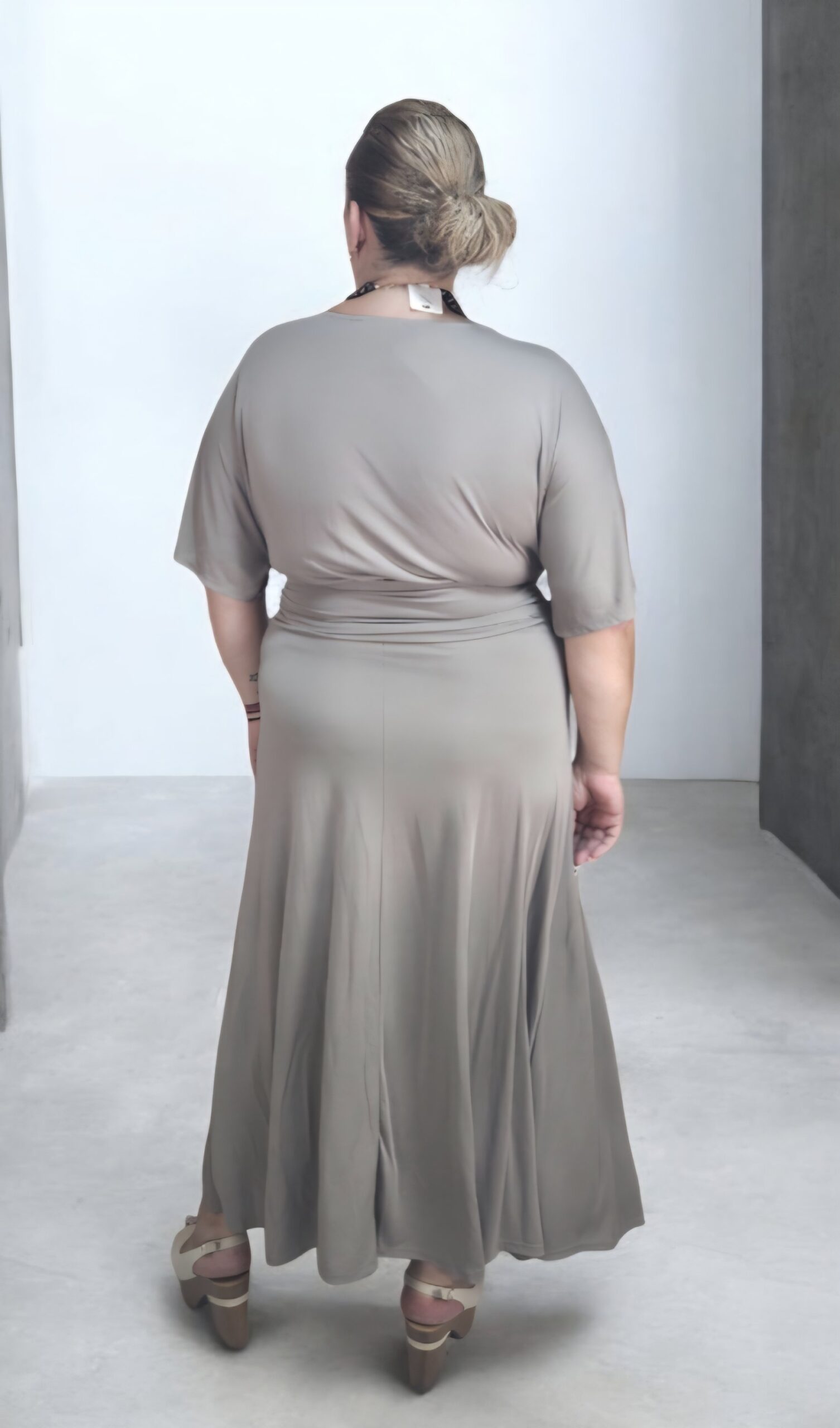 2026/07/1000239361-scaled.jpg vestido aura taupe