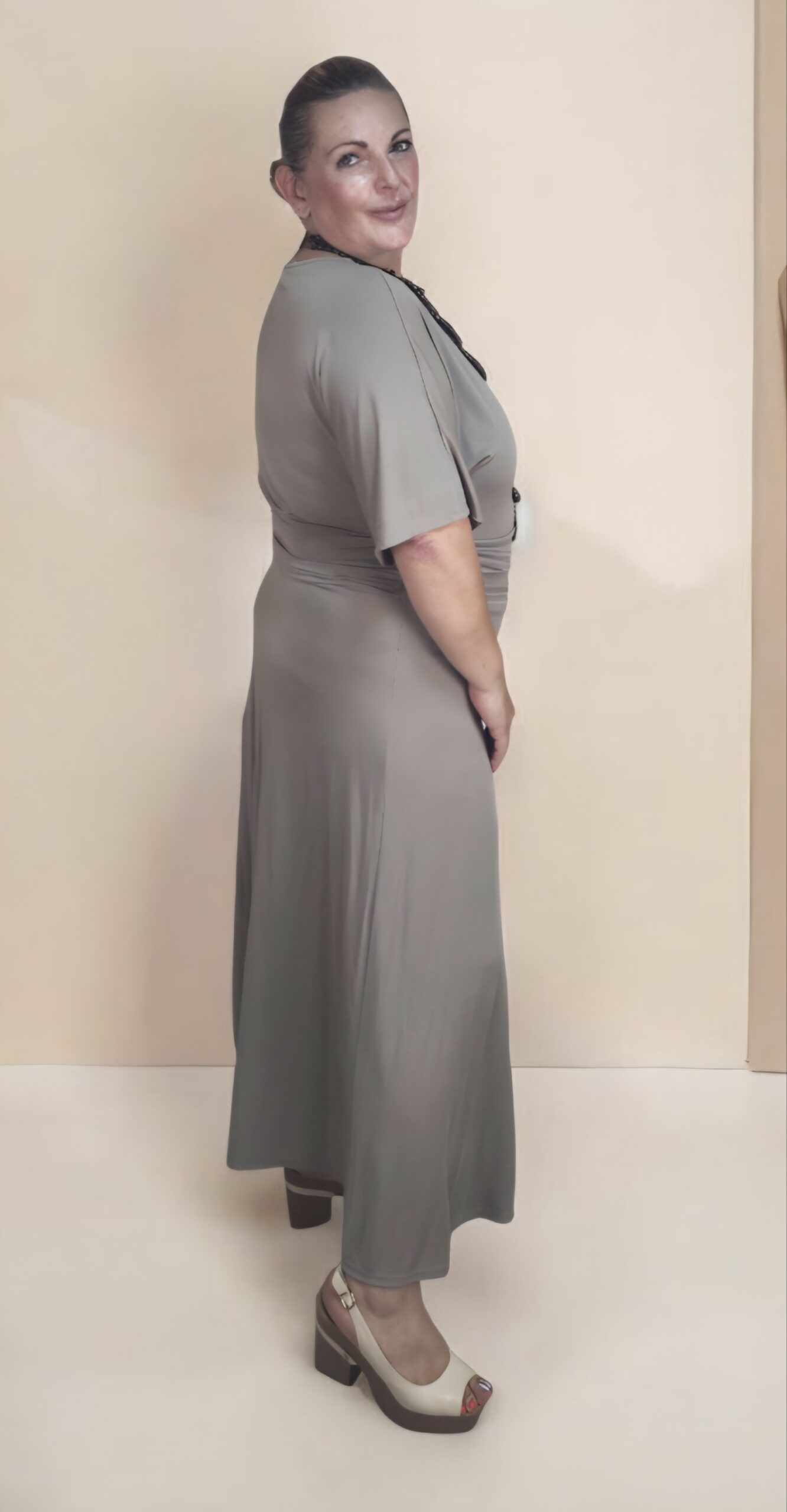 2026/07/1000239363-scaled.jpg vestido aura taupe