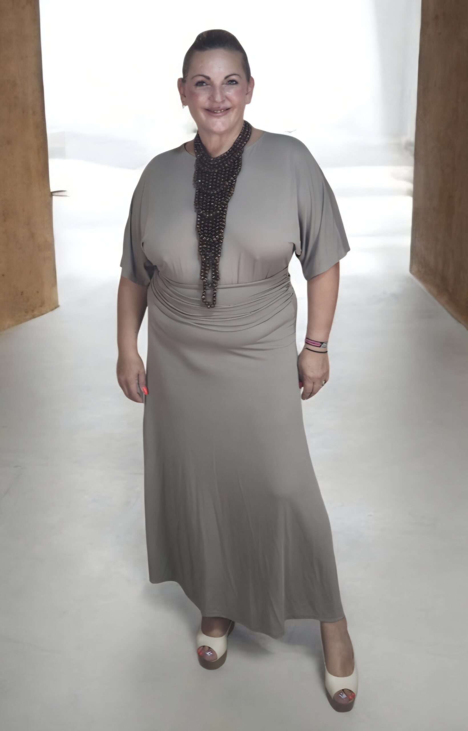 2026/07/1000239365-scaled.jpg vestido aura taupe