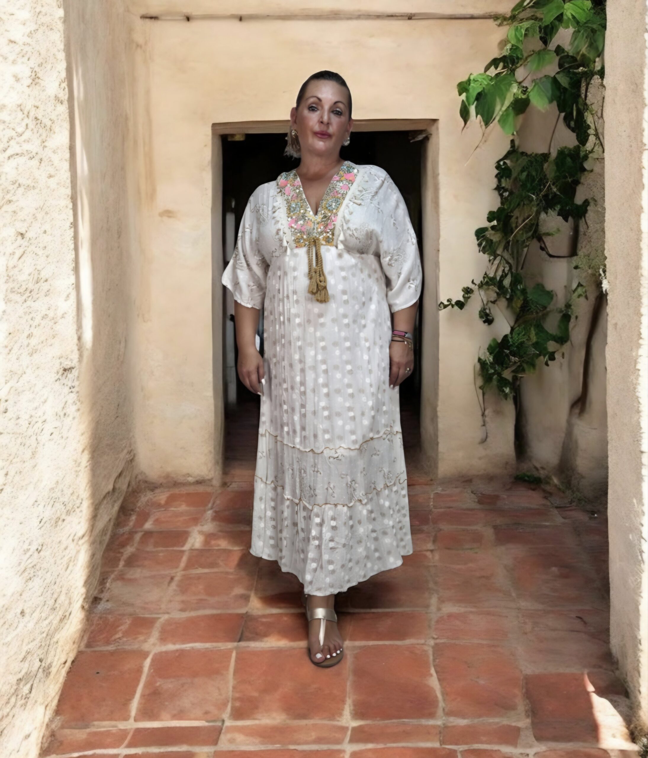 2026/08/1000262319-scaled.jpg vestido boho blanco y beige