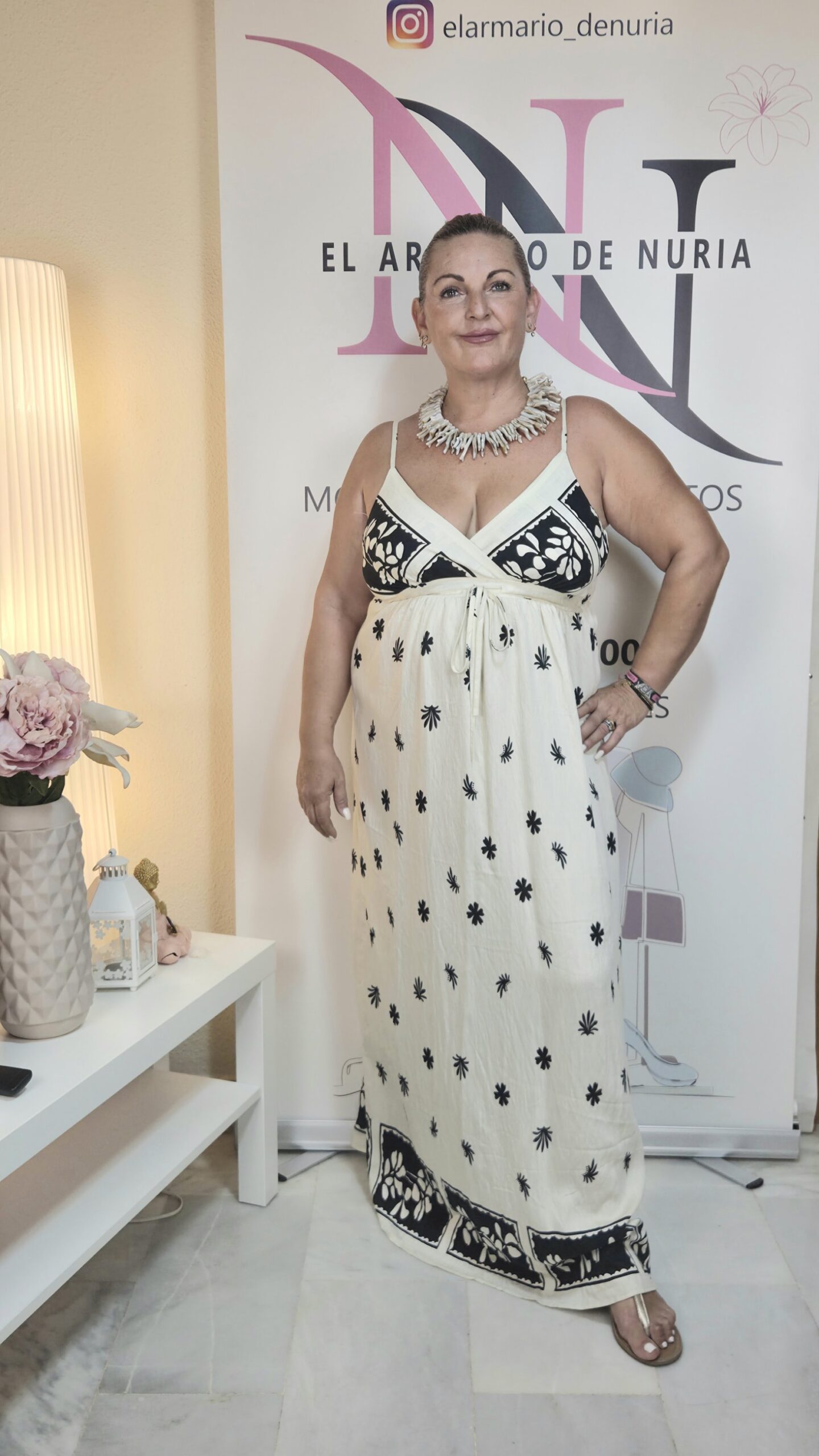 2026/08/1000269158-1-scaled.jpg vestido flor marfil y negro