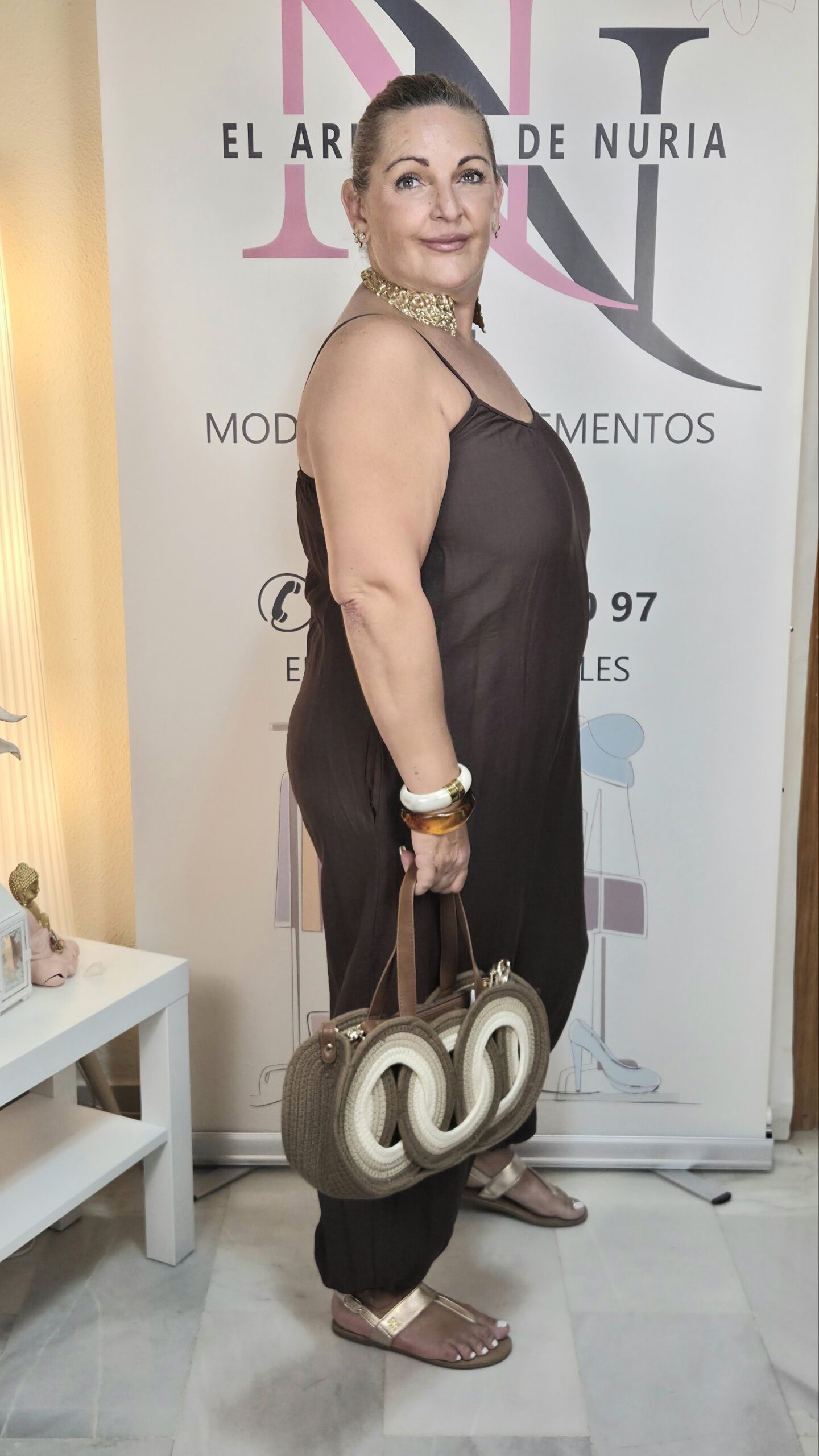 2026/09/1000270064-scaled.jpg mono carlota marrón chocolate