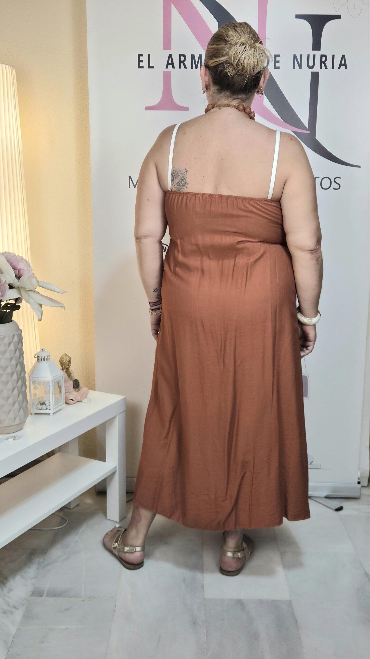 2026/09/1000275657-scaled.jpg vestido carmen caldera y marfil