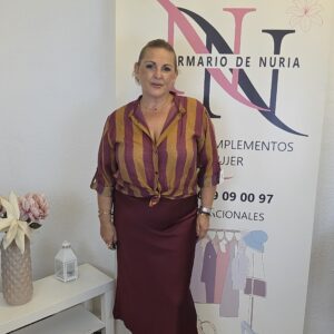 falda midi satinada burdeos