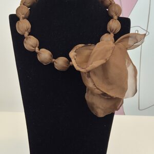 choker camelia moka