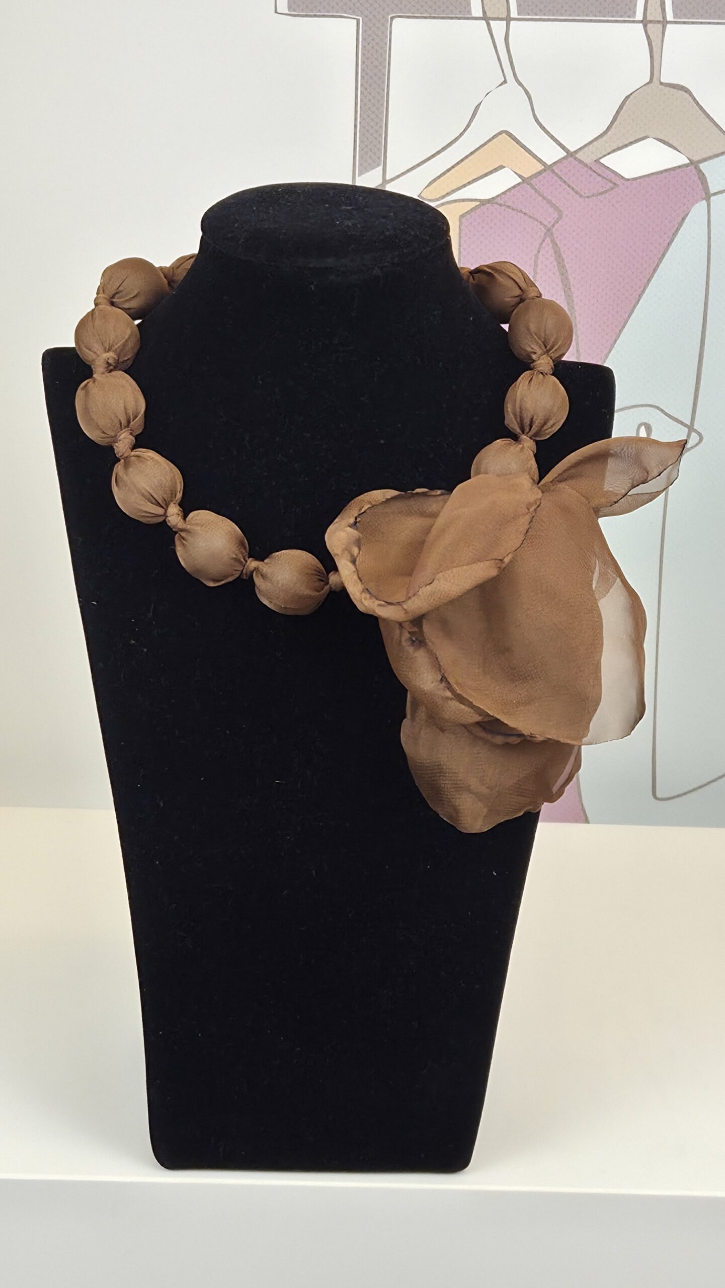 2026/10/1000319872-scaled.jpg choker camelia moka
