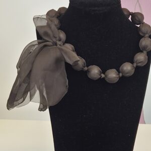 choker camelia marrón chocolate