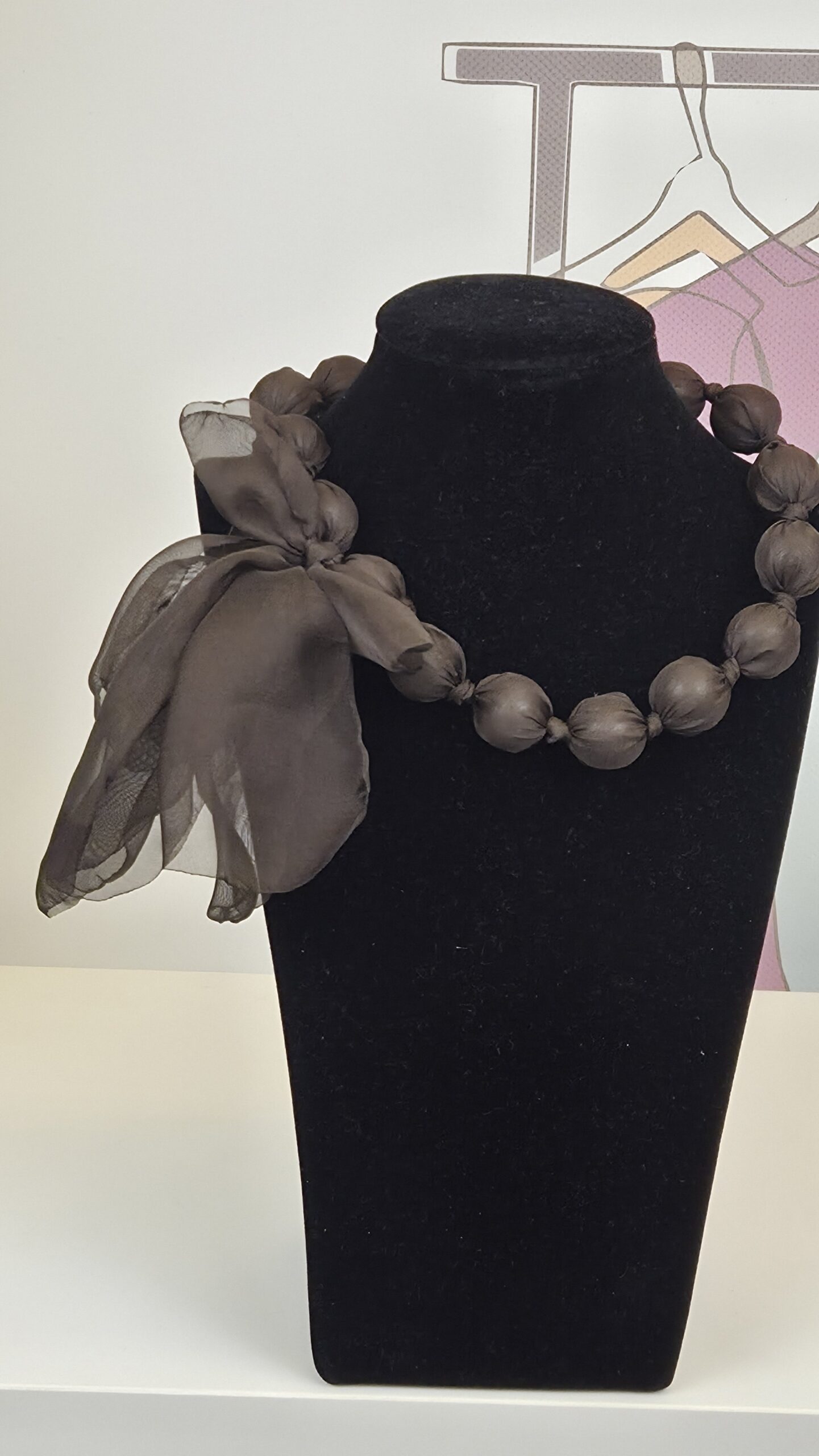 2026/10/1000319873-scaled.jpg choker camelia marrón chocolate