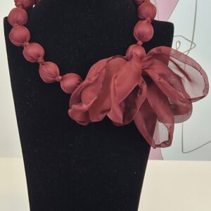 choker camelia granate