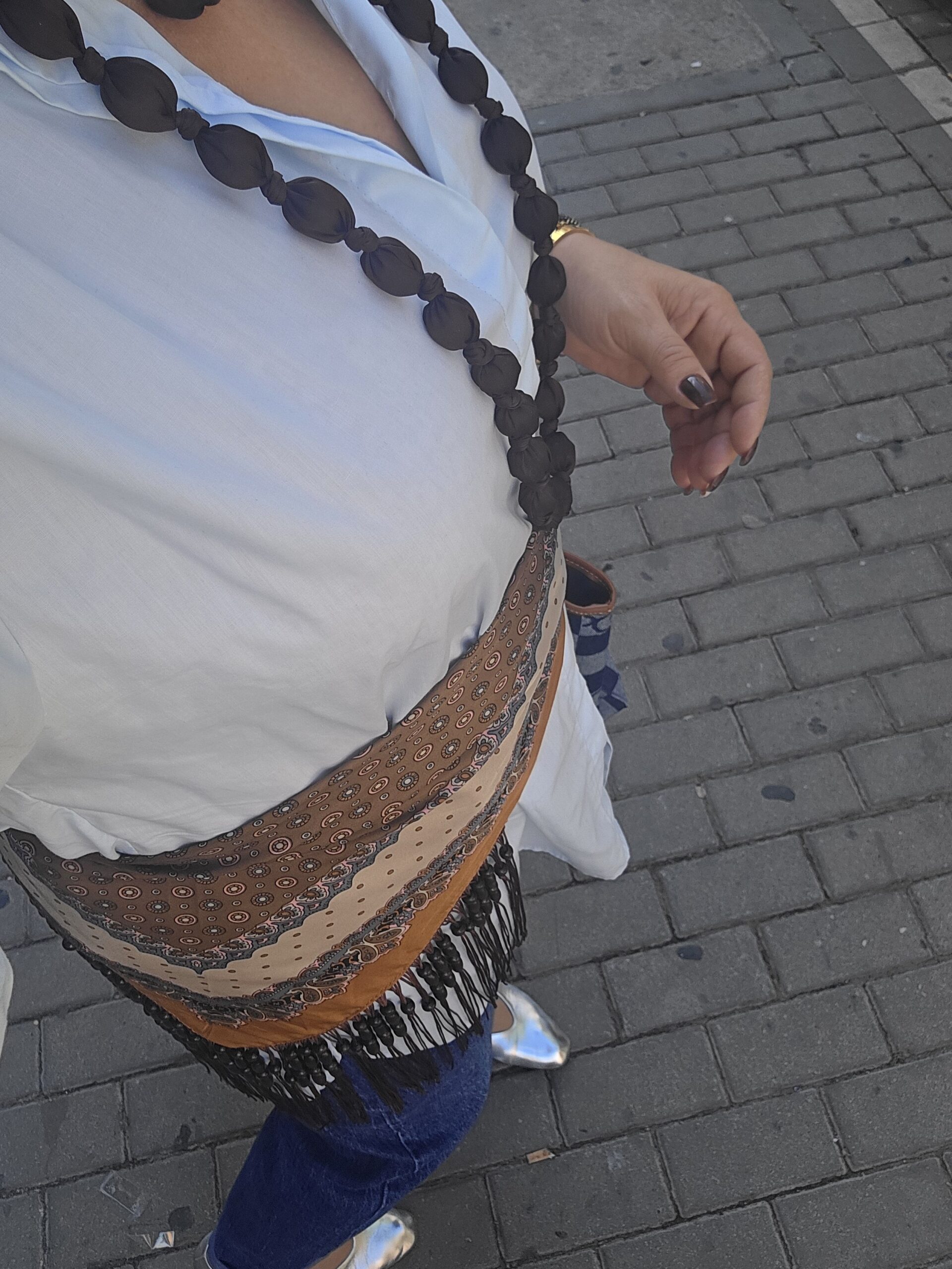2026/10/1000320222-scaled.jpg pañoleta triangular boho sahara con flecos y abalorios