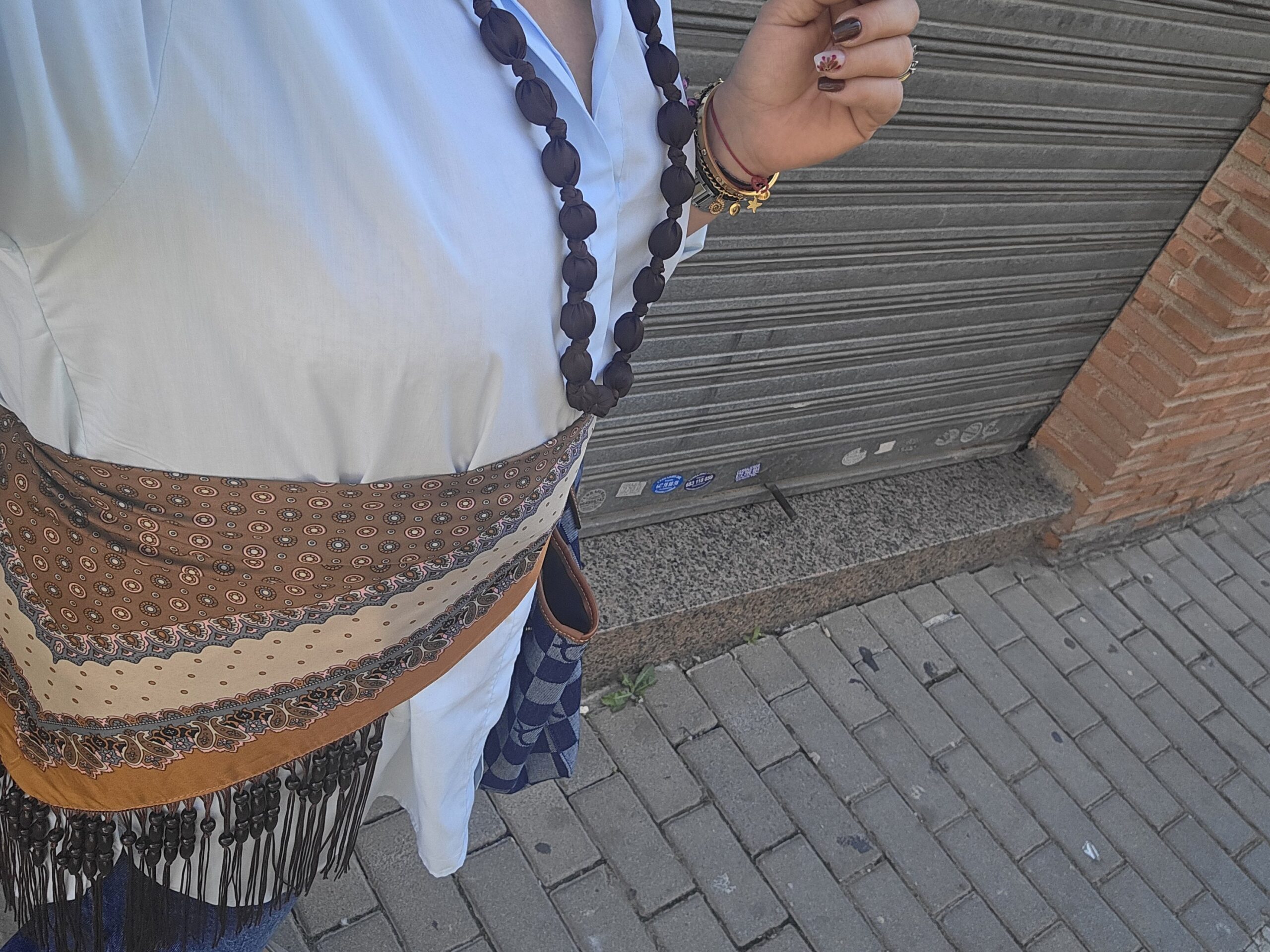 2026/10/1000320225-scaled.jpg pañoleta triangular boho sahara con flecos y abalorios