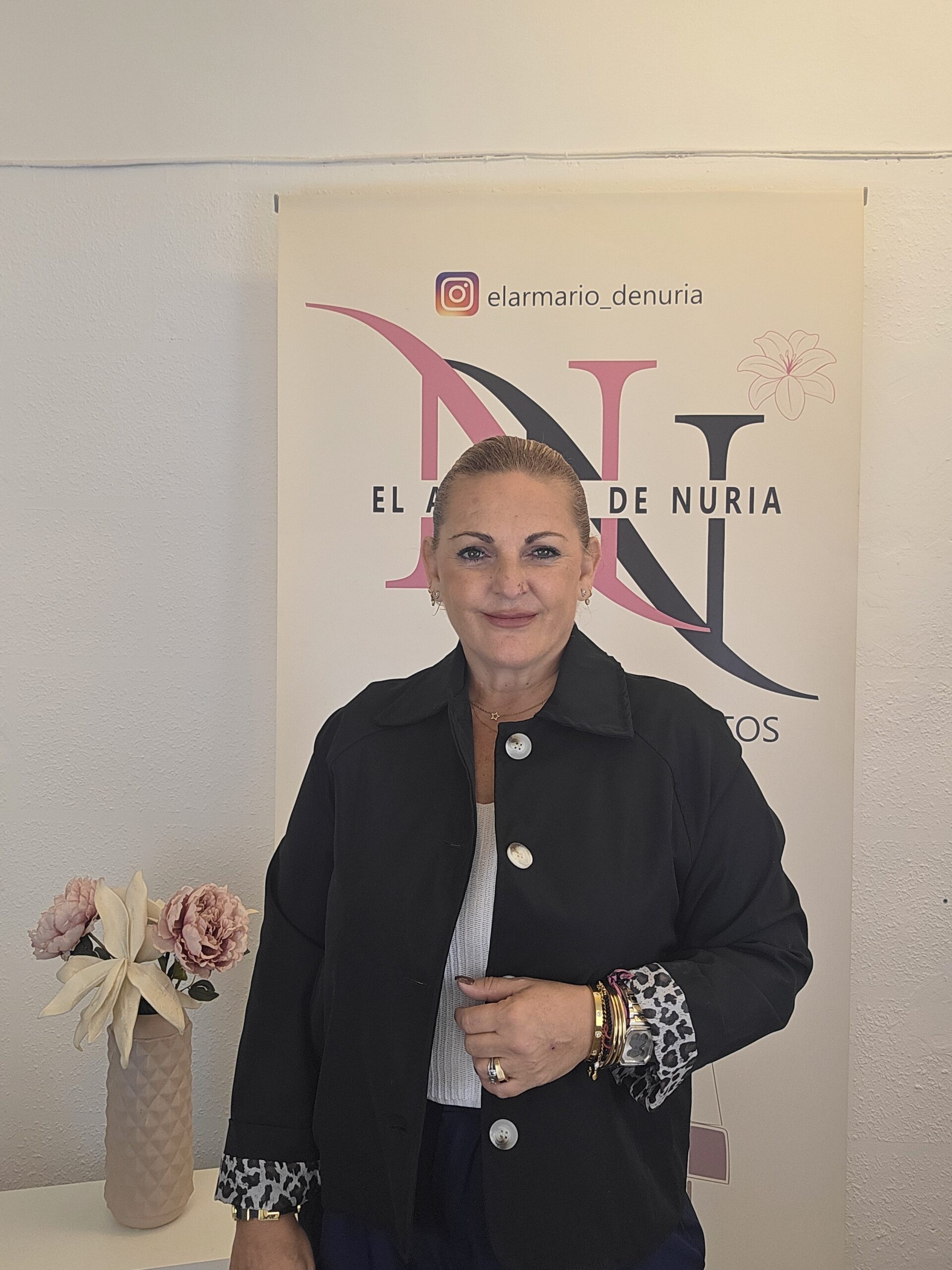 2026/10/1000322759-scaled.jpg gabardina corta style negra