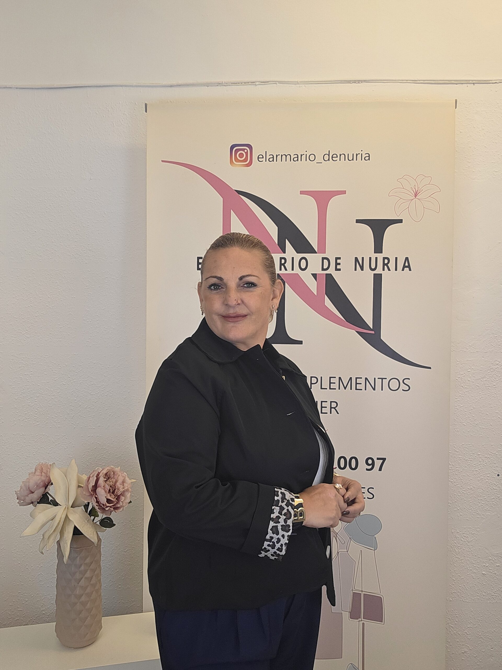 2026/10/1000322760-scaled.jpg gabardina corta style negra