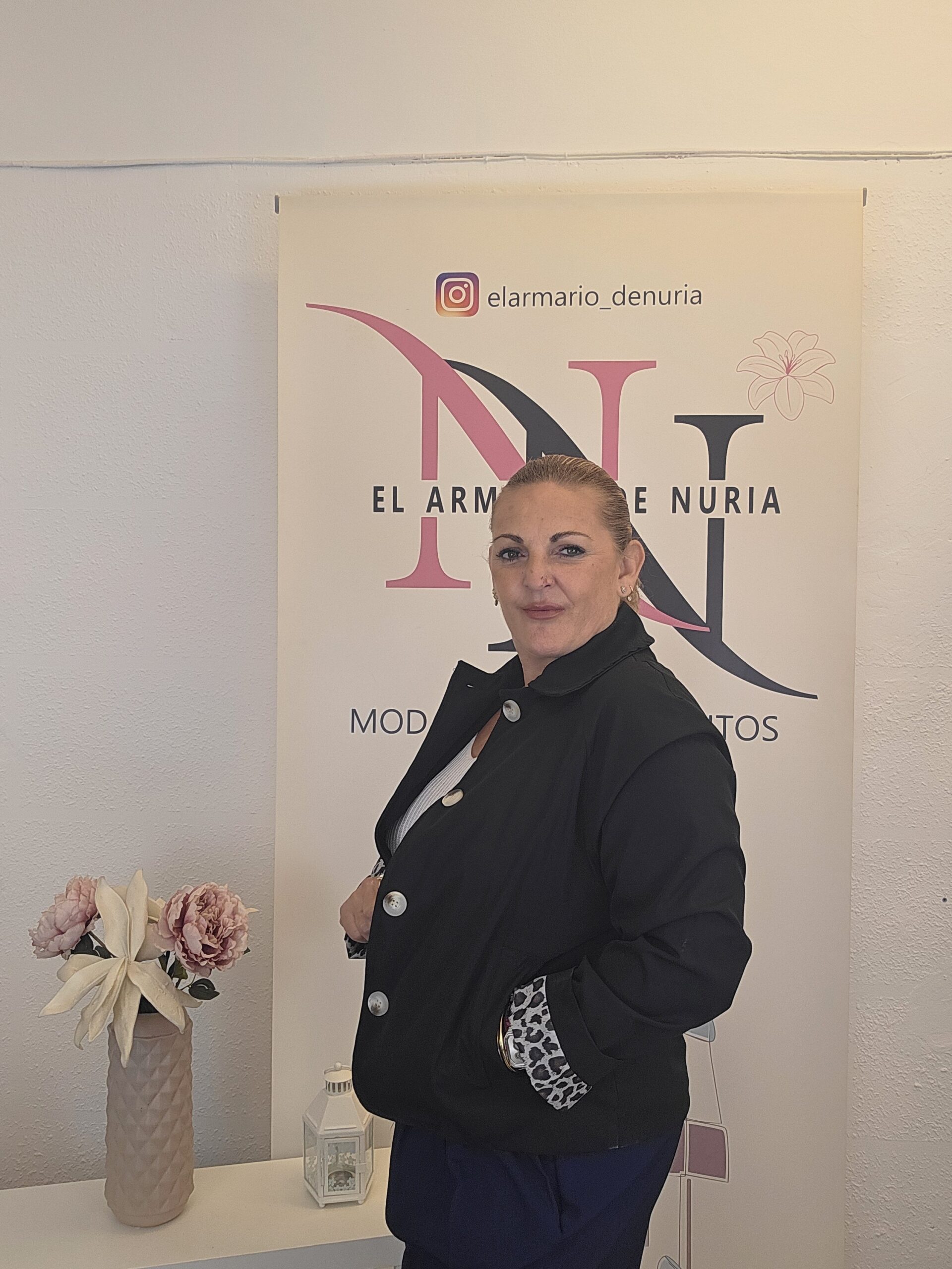 2026/10/1000322761-scaled.jpg gabardina corta style negra