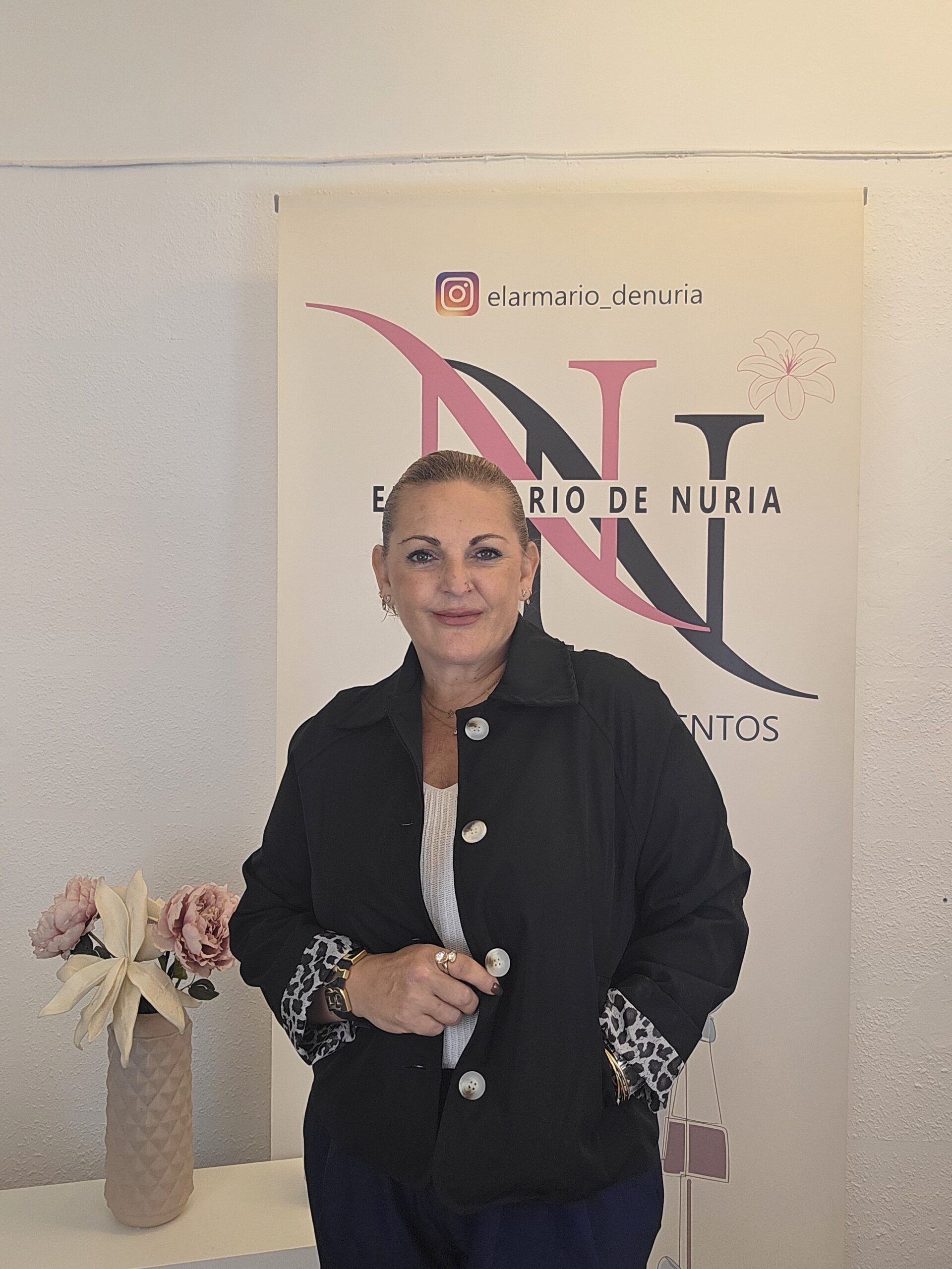 2026/10/1000322763-scaled.jpg gabardina corta style negra
