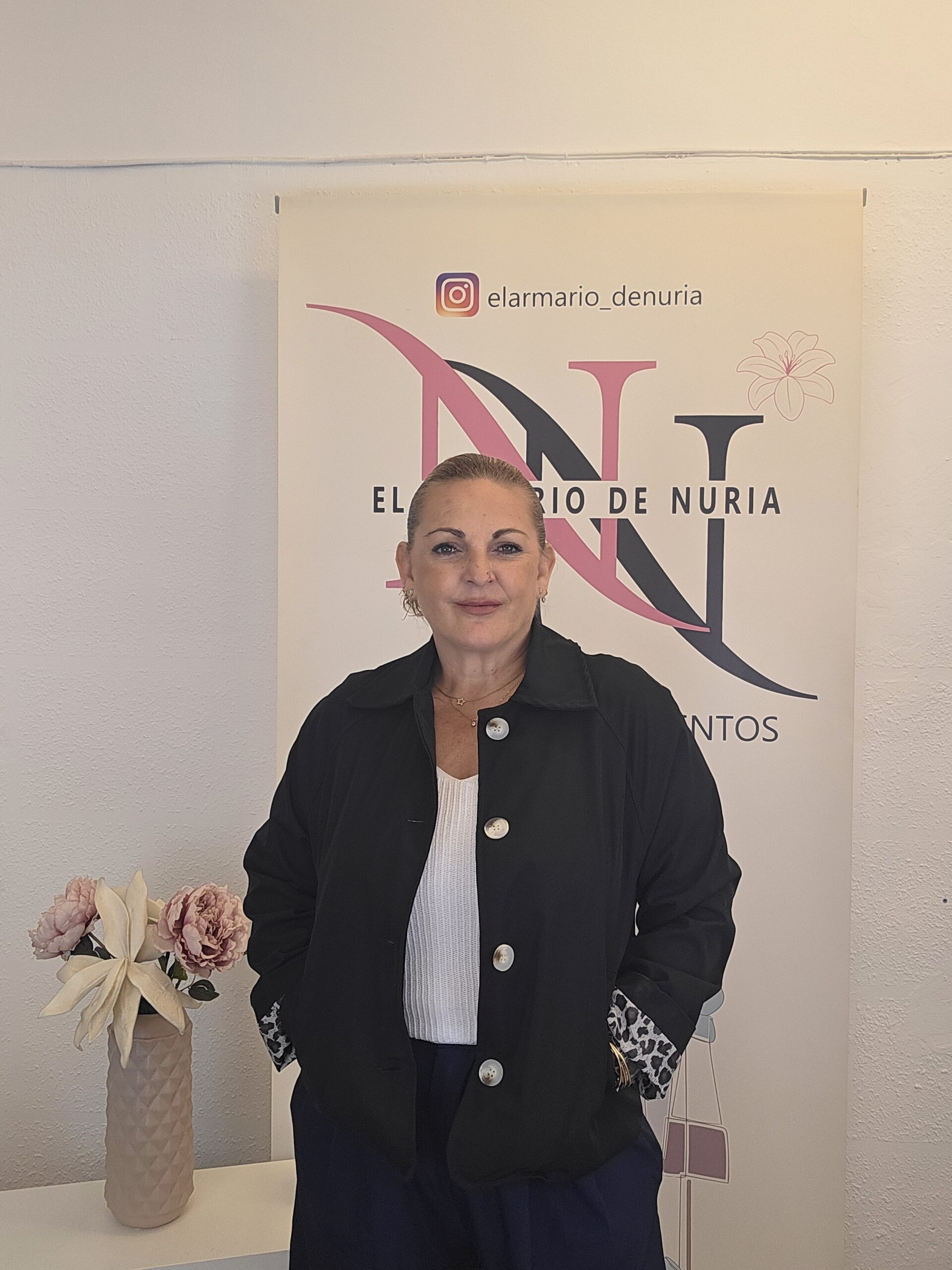 2026/10/1000322765-scaled.jpg gabardina corta style negra