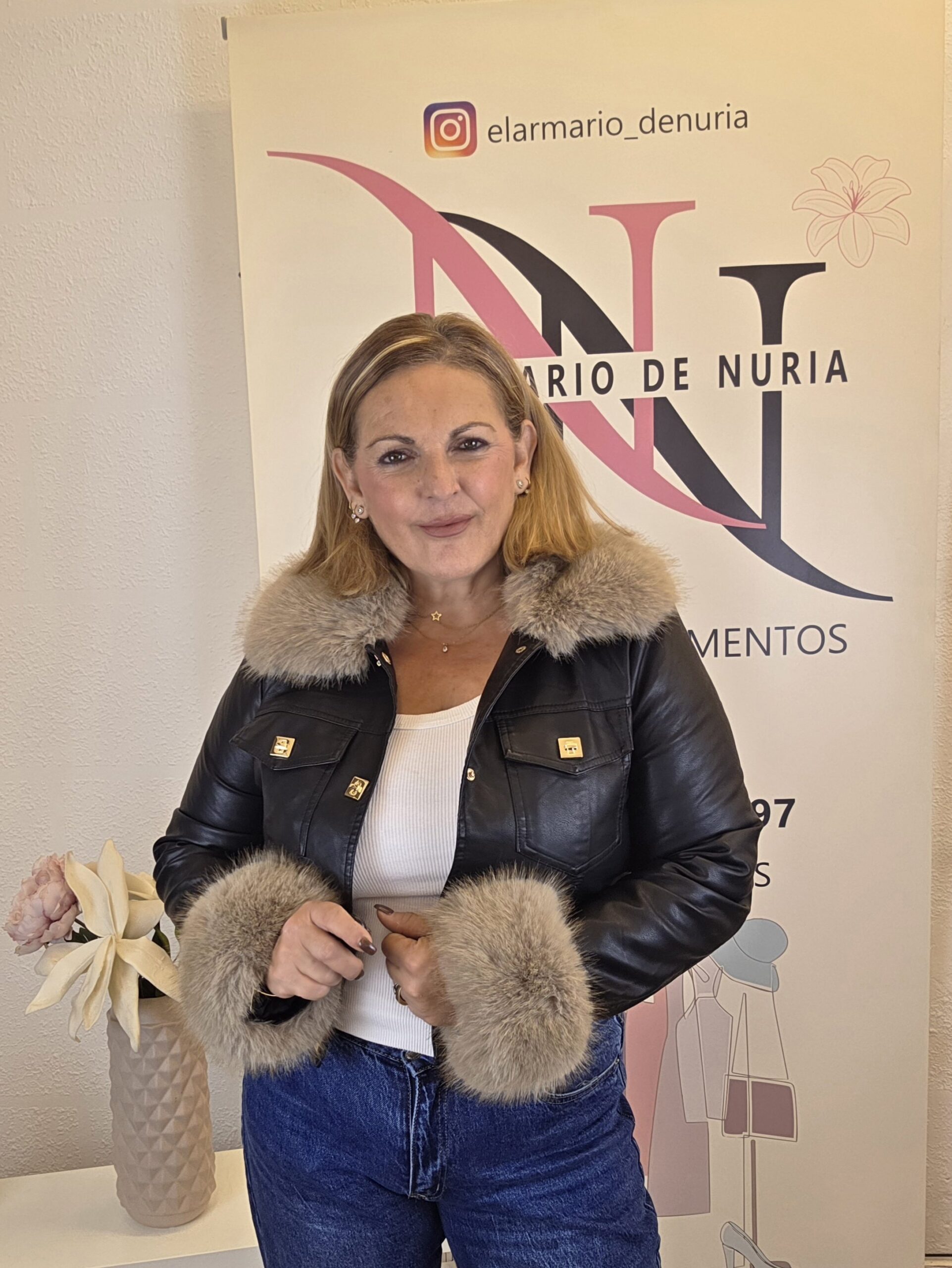 2026/10/1000330961-scaled.jpg chaqueta foxie black biker polipiel con cuello y puños de pelo desmontables