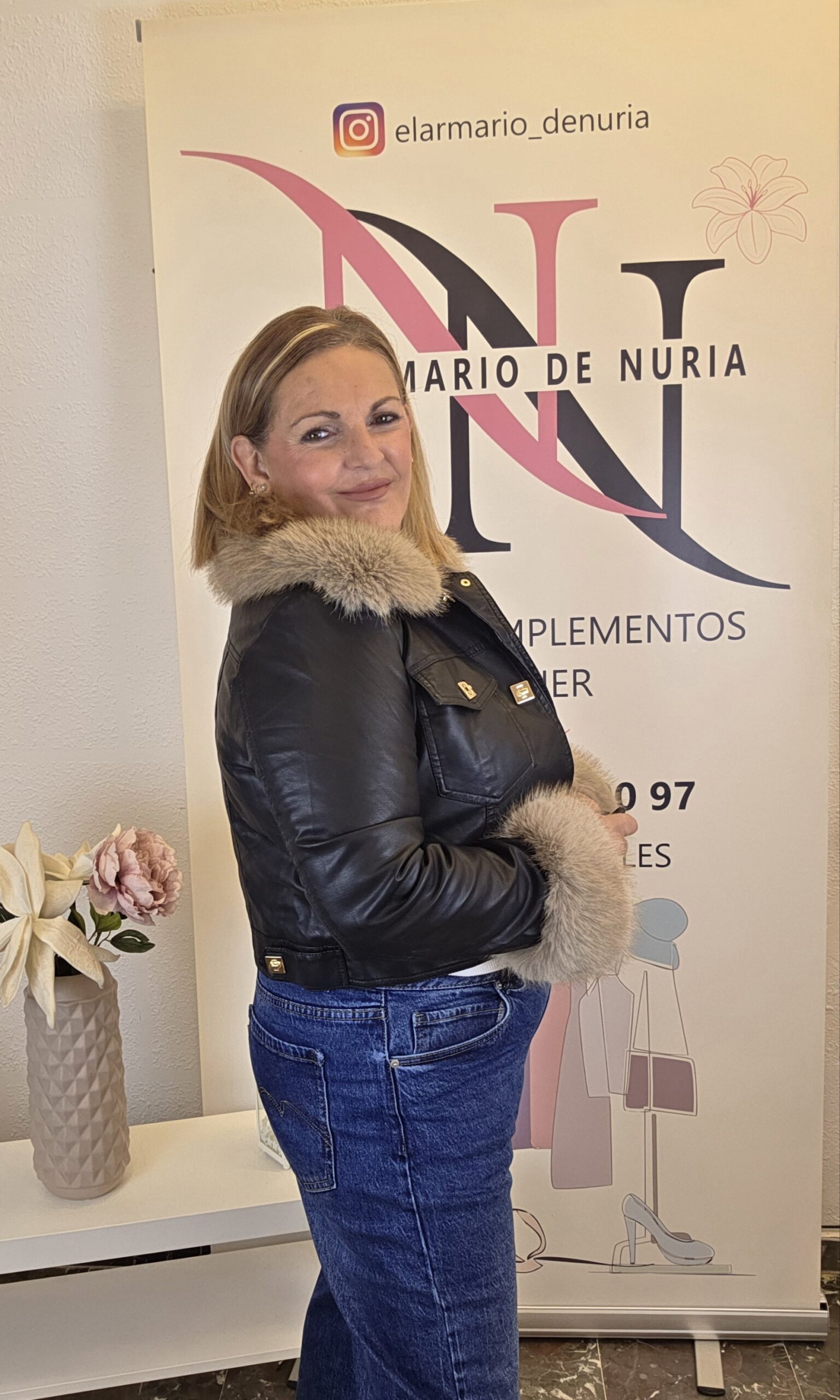 2026/10/1000330962-scaled.jpg chaqueta foxie black biker polipiel con cuello y puños de pelo desmontables
