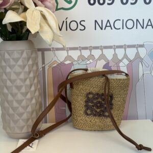 bolso capazo bucket mini capri rafia trenzada con anagrama